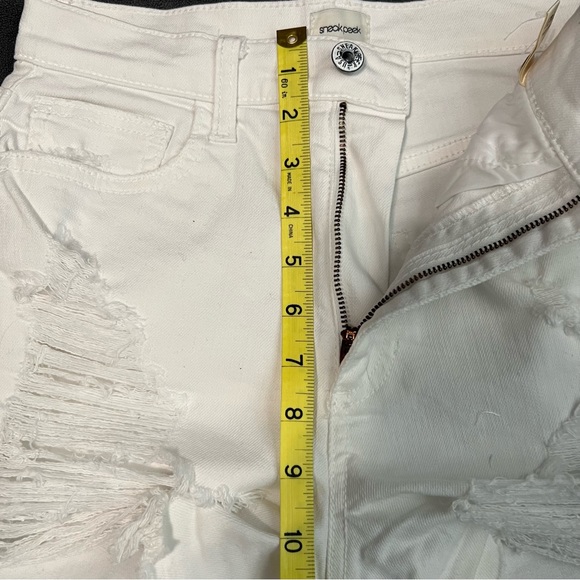 Sneak Peek White Distressed Raw Hem Shorts Size S - Picture 5 of 11